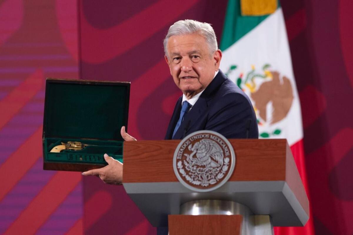 AMLO recibió de Díaz-Canel pistola que perteneció a Francisco Villa