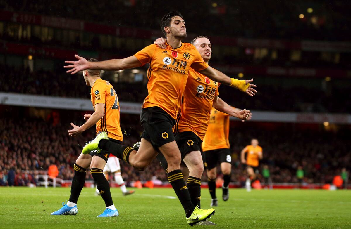 El delantero mexicano del Wolverhampton Wanderers Raúl Jiménez celebra después de anotar en contra del Arsenal en un duelo de la Premier el sábado 2 de noviembre de 2019, en Londres. (Paul Harding/PA via AP)