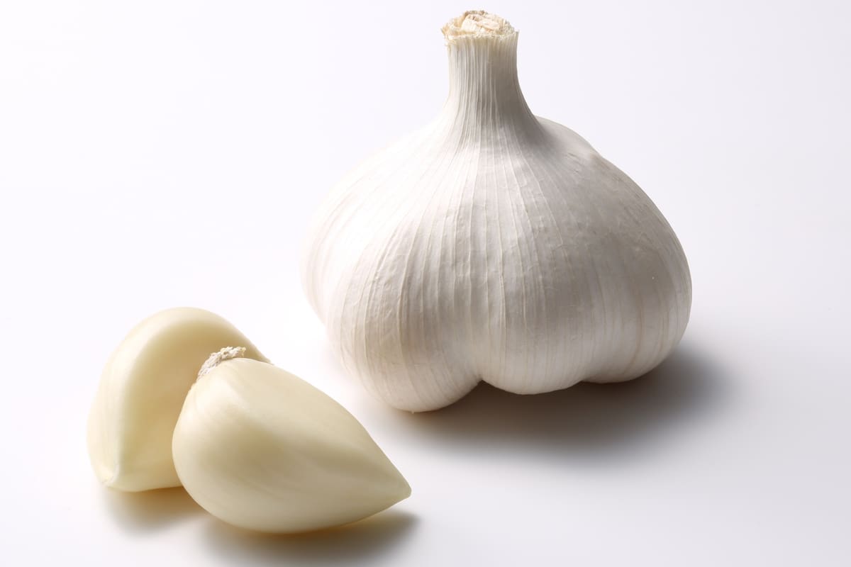 ¿Cuáles son los efectos del ajo crudo en el cuerpo?