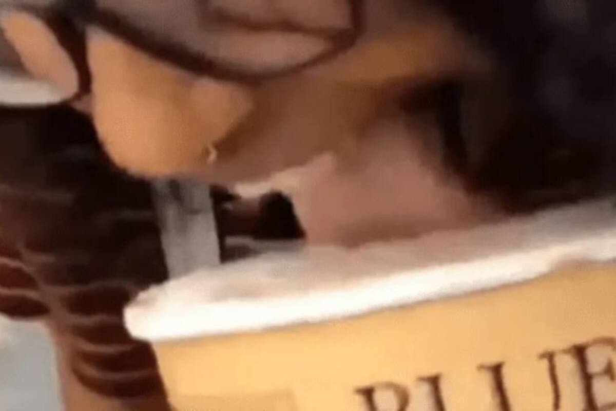 Identifican a mujer que lamió helado en Texas