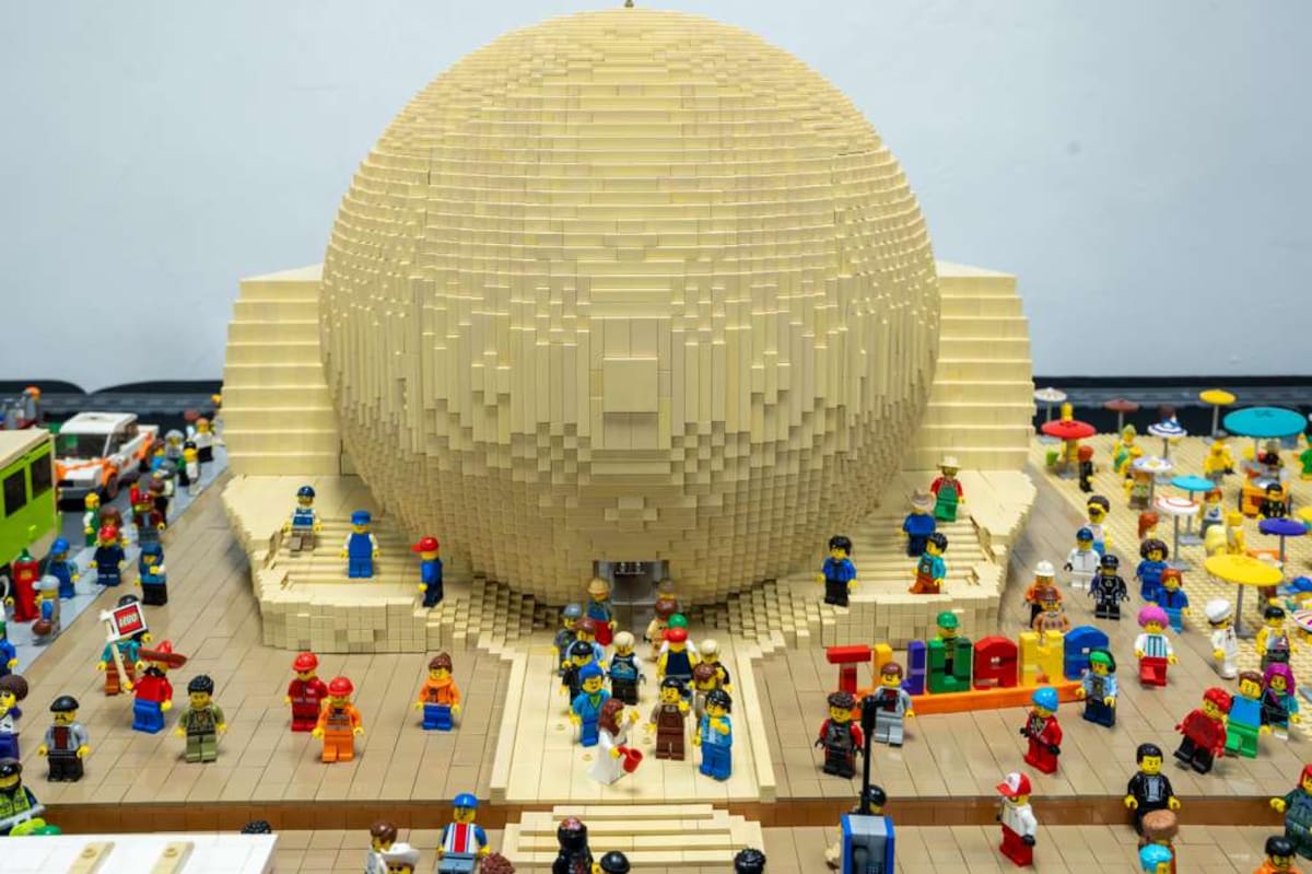 Una exhibición inspirada en los lugares más emblemáticos de Tijuana sorprendió a visitantes con réplicas hechas de LEGO para conmemorar el aniversario de la ciudad.
Fotos: Border Zoom.