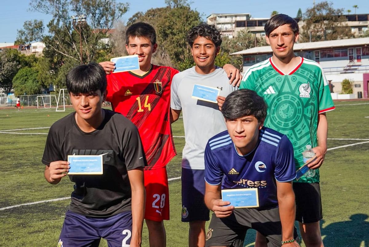 Con apoyo de la comunidad y tras realizar boteos para reunir recursos, jóvenes futbolistas de Tijuana participarán en el Torneo Nacional Rebaño Chivas en Guadalajara, donde competirán en distintas categorías. Foto: Border Zoom