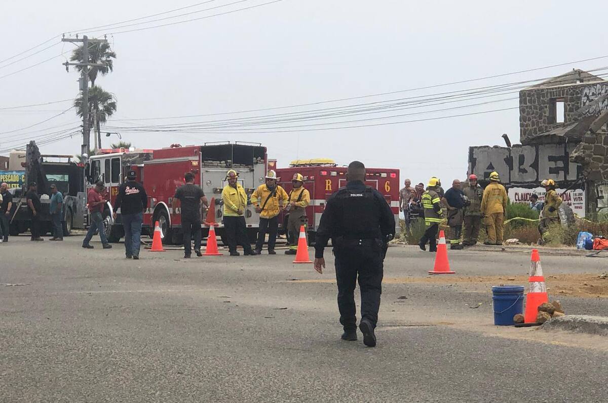 Se realizan labores para rescatar el cuerpo por parte de bomberos.
