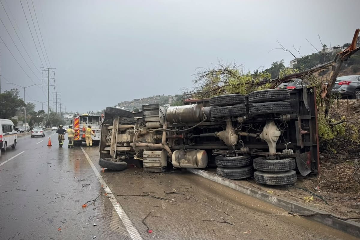 Tráileres derrapan en distintos puntos de Tijuana; piden extremar precauciones al manejar