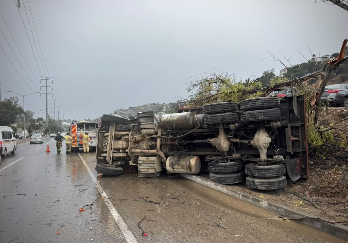 Los percances ocurrieron en una jornada en la que se prevén lluvias y fuertes vientos en Baja California por las condiciones meteorológicas asociadas a la tormenta tropical Rachel. Foto: Cortesía / Border Zoom