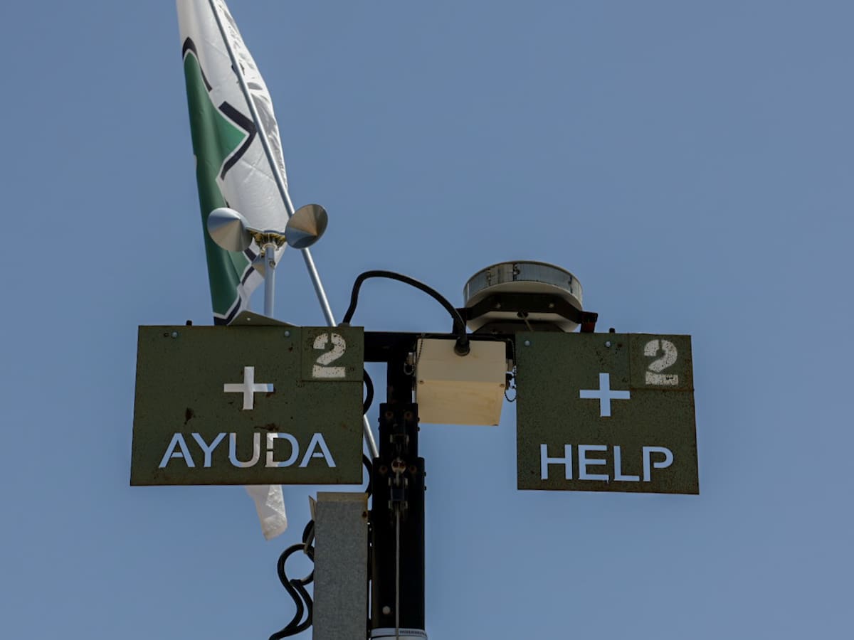 A unos 2 kilómetros al Norte del muro fronterizo se encuentra una torre de auxilio con un botón de emergencia l Foto: Javier Gallegos