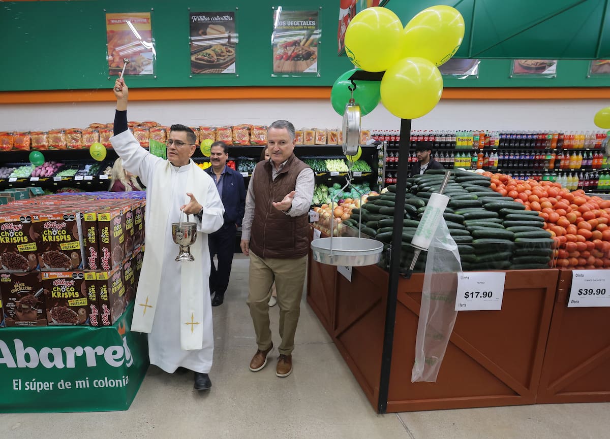 El padre Marco Antonio Ortega bendice las instalaciones de la nueva
sucursal de Abarrey; lo acompaña Gilberto Robles Bustamante, director
general de la cadena comercial.