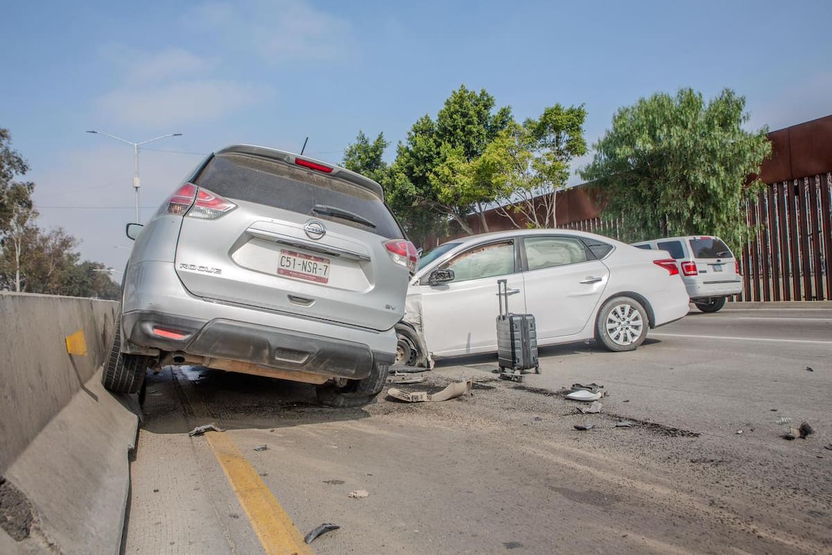 El accidente ocurrió cerca del retorno de acceso a la terminal aérea. Autoridades señalaron de manera preliminar el exceso de velocidad y la falta de distancia como posibles causas. Foto. Border Zoom