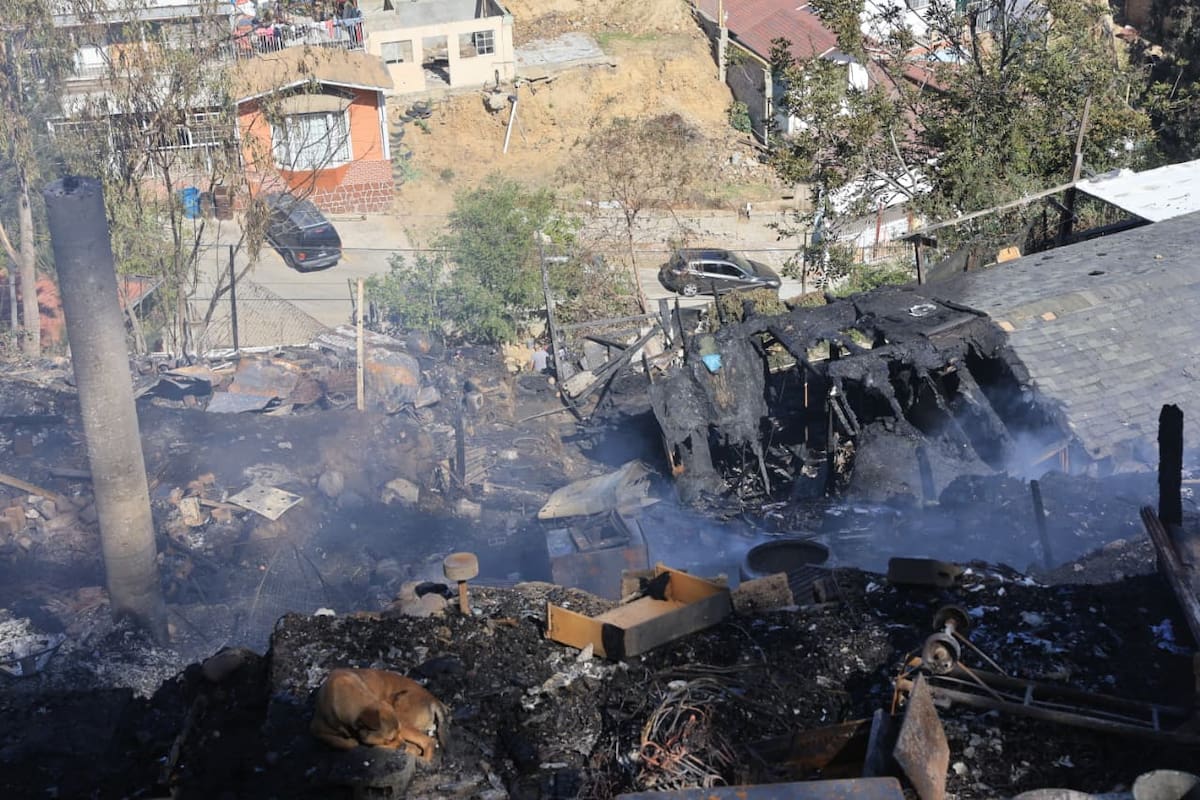 Varias familias perdieron su patrimonio tras un incendio en la colonia Lázaro Cárdenas de Tijuana. Foto: Sergio Ortiz