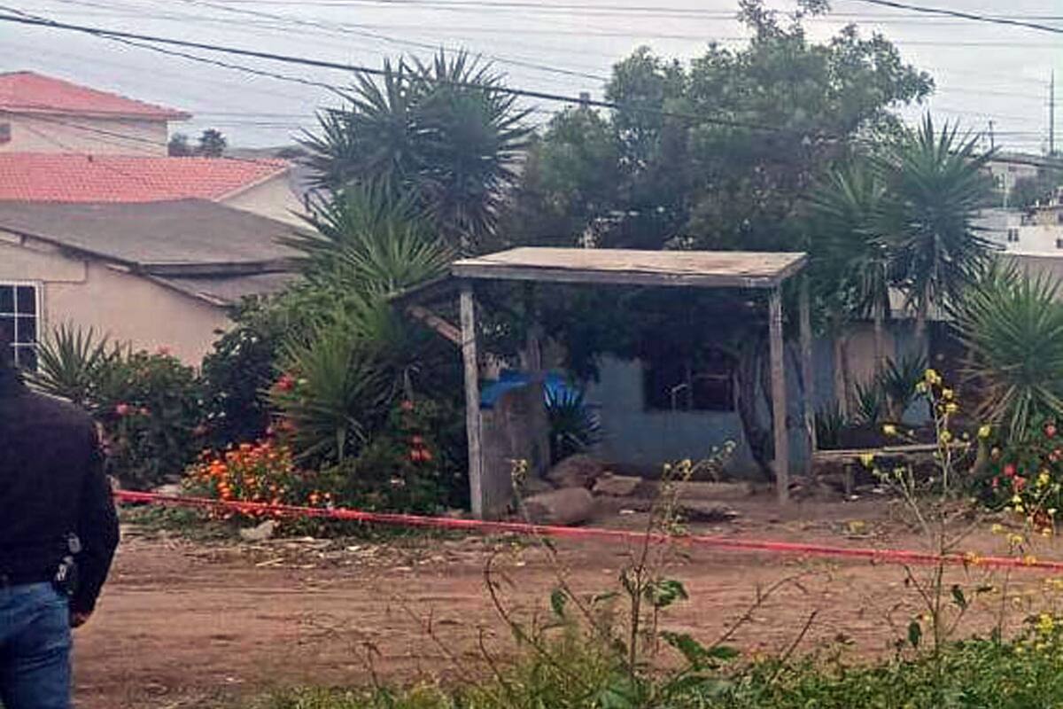 Atacan a tiros a hombre frente a vivienda en Rosarito