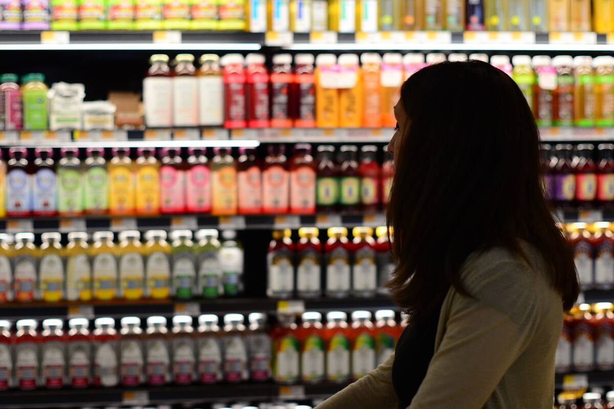 Acusan de amenaza terrorista a hombre que tosió a mujer en supermercado de EU