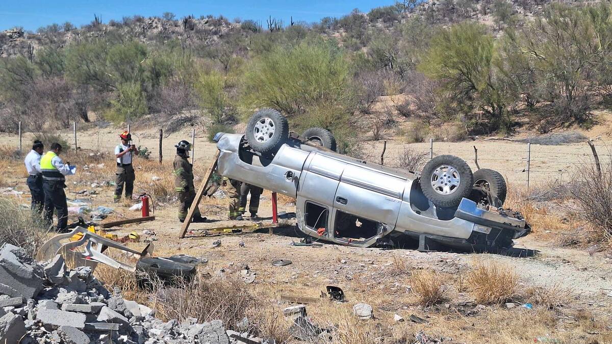 Tres personas heridas tras volcadura en la carretera Mina Pilares; joven detenido por autoridades