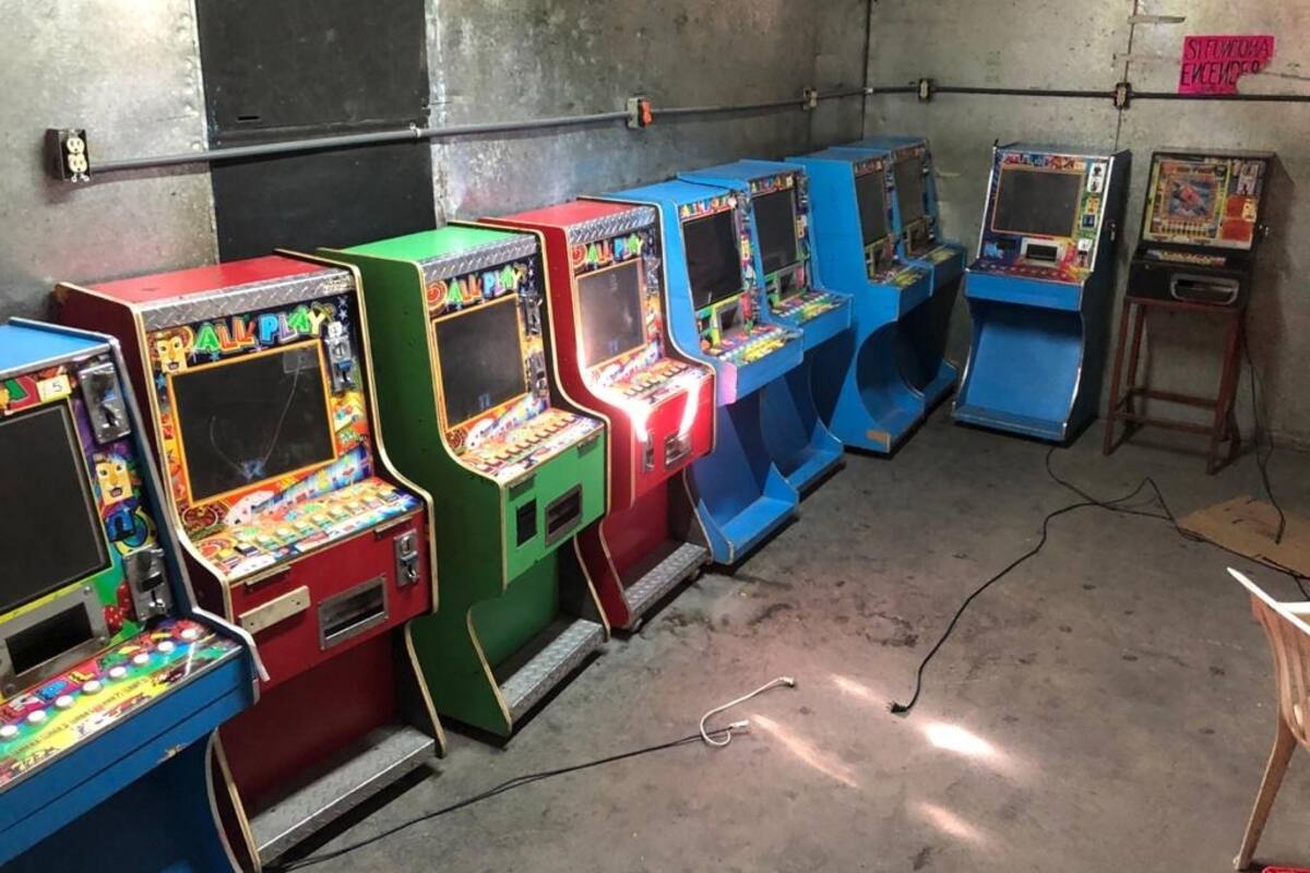 Decomisan 10 máquinas tragamonedas en ‘minicasino’