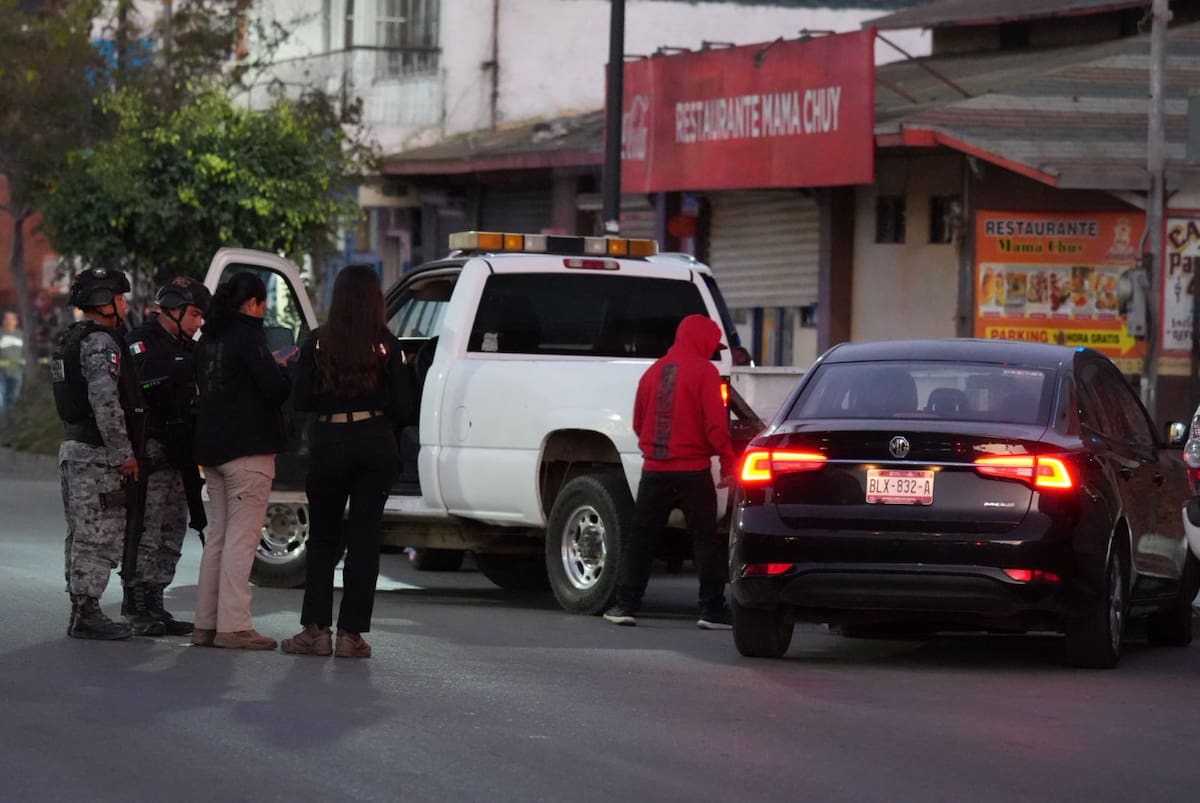 Autoridades hallaron en el interior de un vehículo un masculino de aproximadamente 30 años años con heridas de bala.