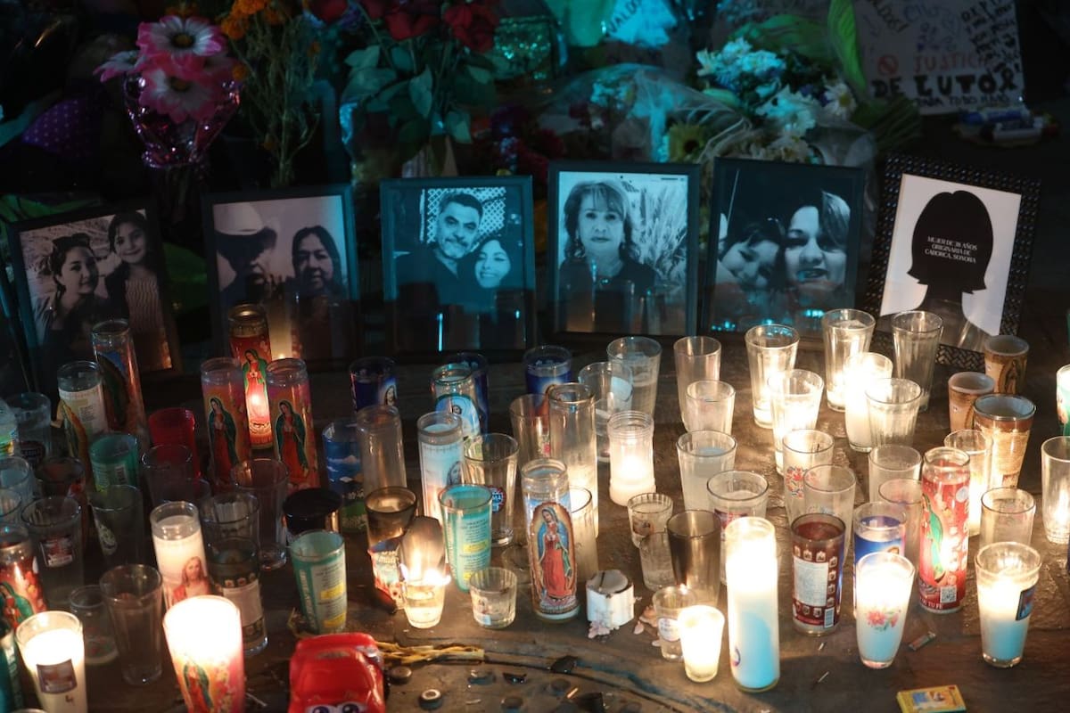 Familiares y conocidos dejan velas en honor a las 24 víctimas del incendio de la tienda Waldo's en el Centro de Hermosillo. | Crédito: Julián Ortega