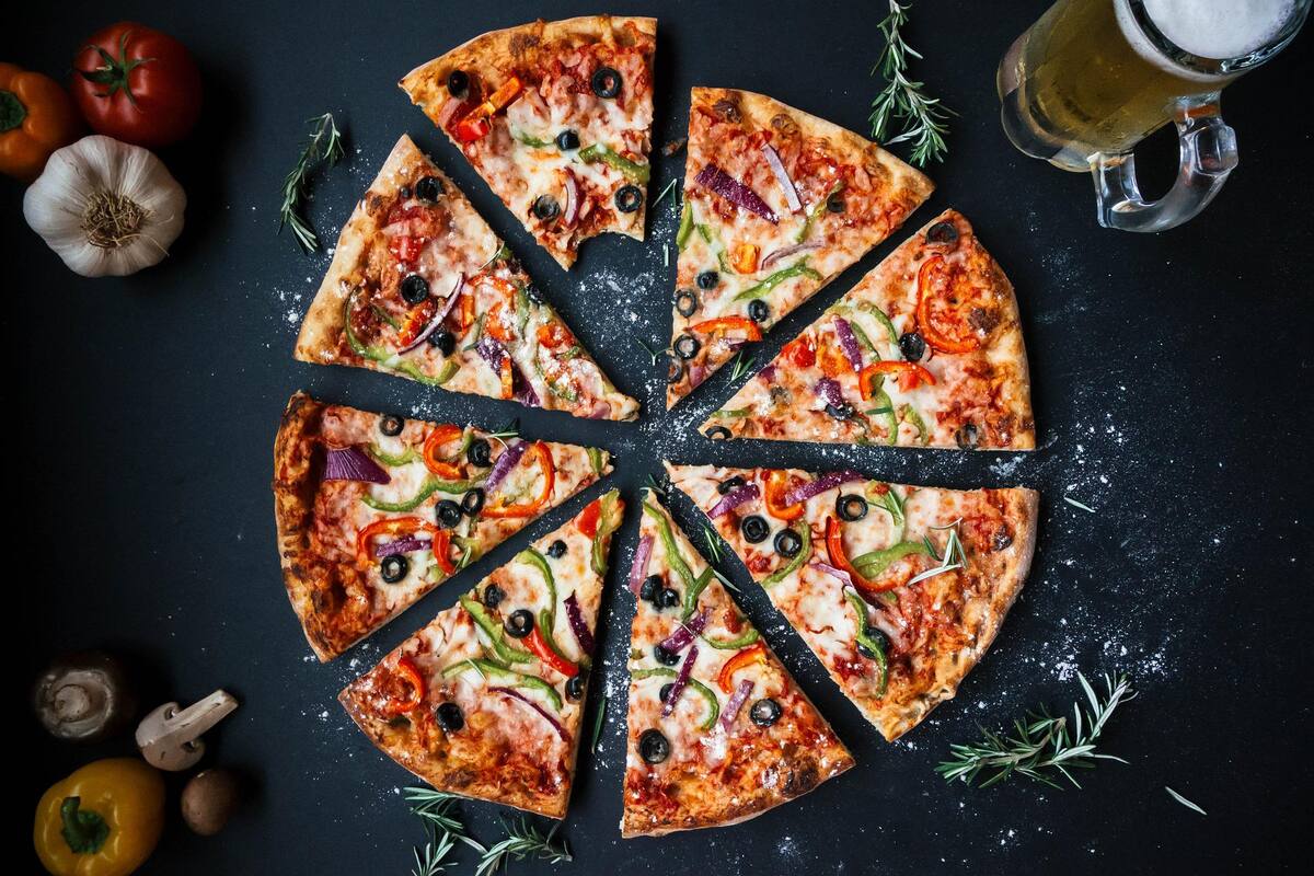 Reclaman a restaurante por pizza muy chica; la miden para exigir más