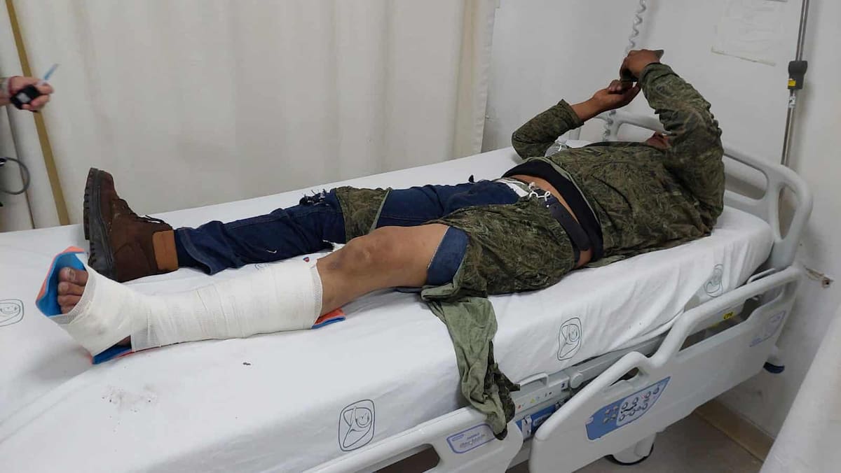 Rescatan a migrante oaxaqueño que se fracturó al intentar cruzar el muro fronterizo.