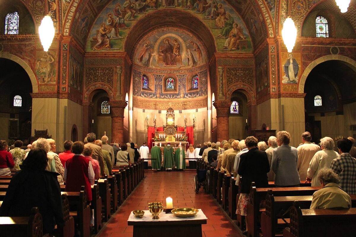 La Iglesia Católica debería "pensar seriamente" en permitir que los sacerdotes se casen: Asesor del papa