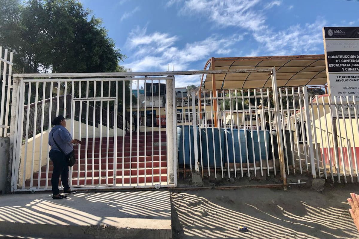 Denuncian que incendio en salón de escuela en Rosarito fue provocado