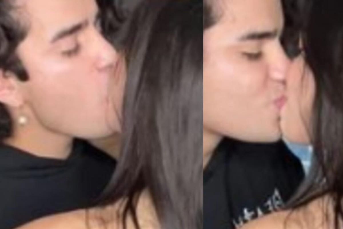 Yeri Mua y Aaron Mercury sorprenden con un beso en vivo