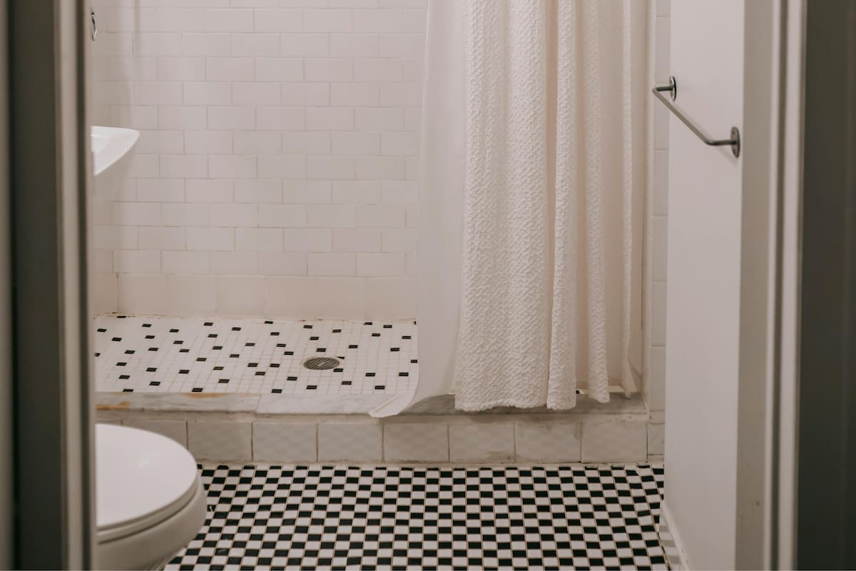 Cómo quitar el moho de tu cortina de baño con un producto que ya tienes en casa