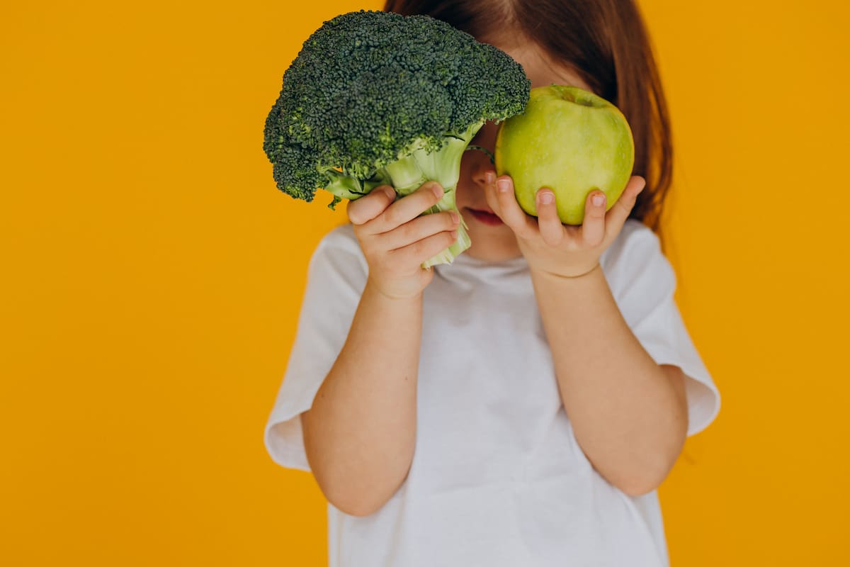 Estos son 5 trucos respaldados por estudios para que los niños coman más verduras y se acostumbren a comer de manera saludable