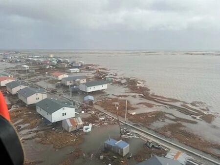 En esta foto proporcionada por la Guardia Costera de EE.UU., Kipnuk, Alaska, sufre inundaciones costeras el domingo 12 de octubre de 2025. | Crédito: Guardia Costera de EE.UU. vía AP
