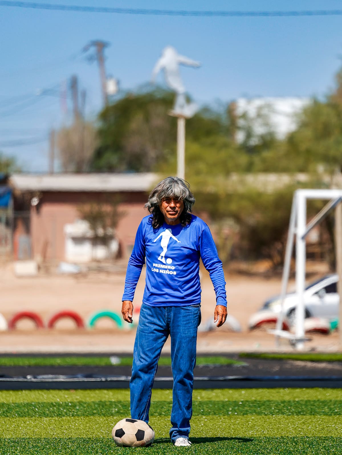 UN SUEÑO HECHO REALIDAD. A sus 65 años, el profe Geraldo "Calalo" Godoy sigue demostrando que el fútbol y la comunidad lo son todo para él. Ha logrado convertir un predio baldío en una cancha de fútbol con pasto sintético y gradas para los niños del barrio. (FOTO: JUAN J. MORALES)