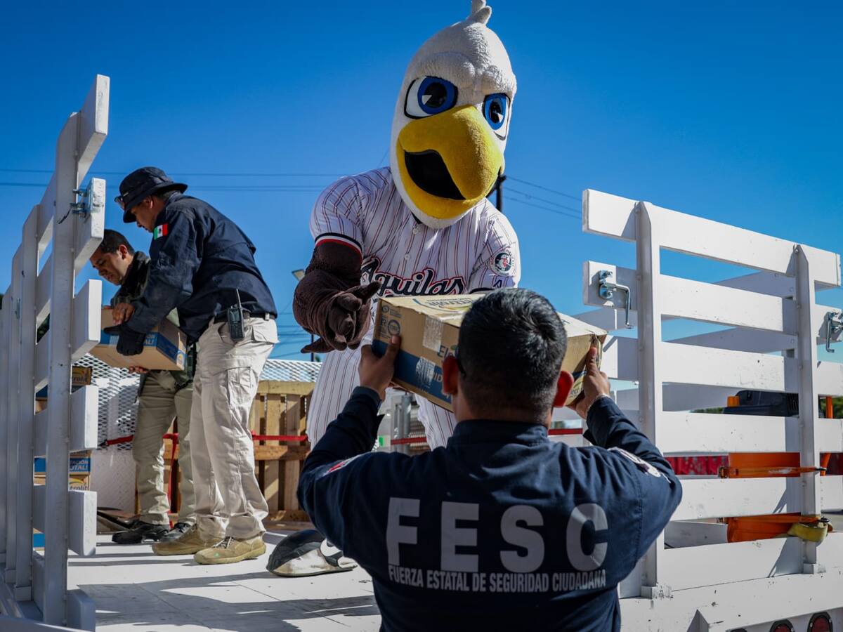 El Club de Béisbol Águilas de Mexicali entregó un donativo de sueros y bebidas rehidratantes a diversos cuerpos de seguridad y rescate, así como colectivos de buscadores, (Foto: Javier Gallegos)