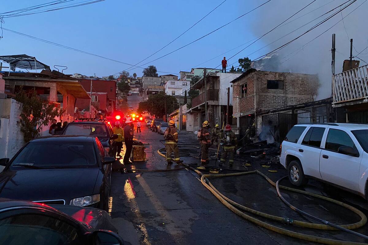 Incendio consume una vivienda y daña dos más en la Sánchez Taboada