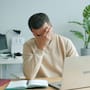Trabajar sin descanso puede ser una señal de un padecimiento emocional que afecta la salud mental y la calidad de vida, según la psicología
