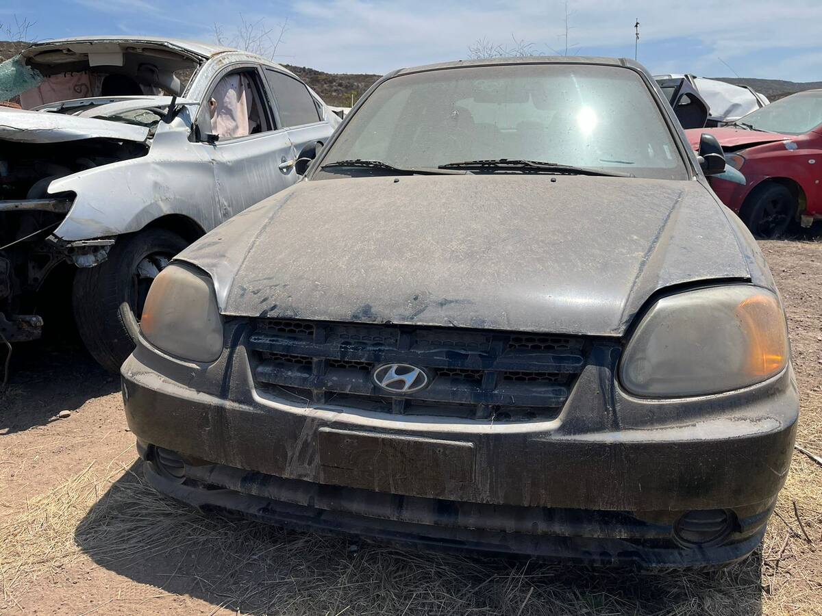 Hyundai Accent, modelo 2005, negro, sin placas de circulación.