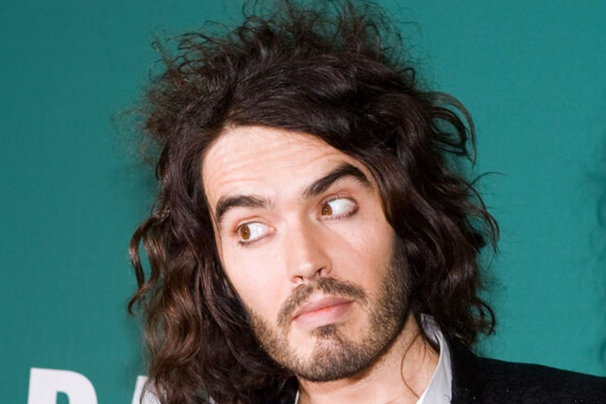 Warner Bros. ofrece metraje inédito de Russell Brand como prueba en caso de agresión sexual en EU