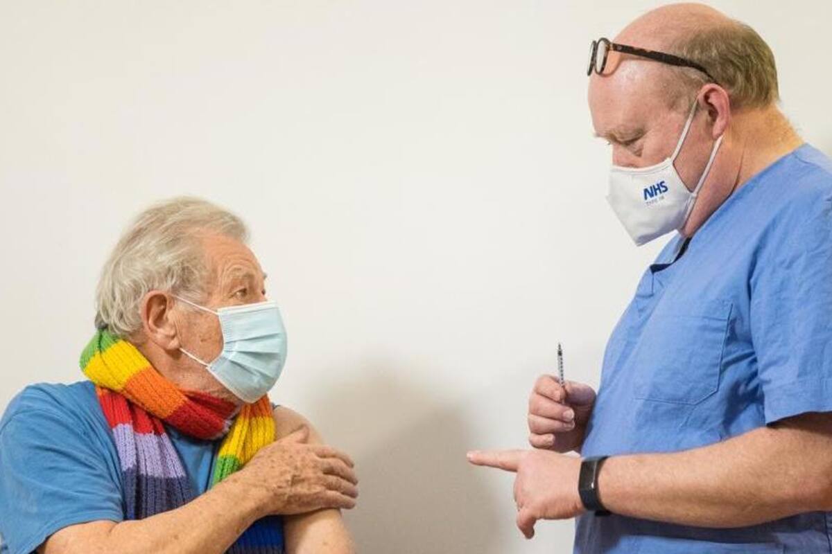 Promueve Ian McKellen vacuna contra el Covid-19