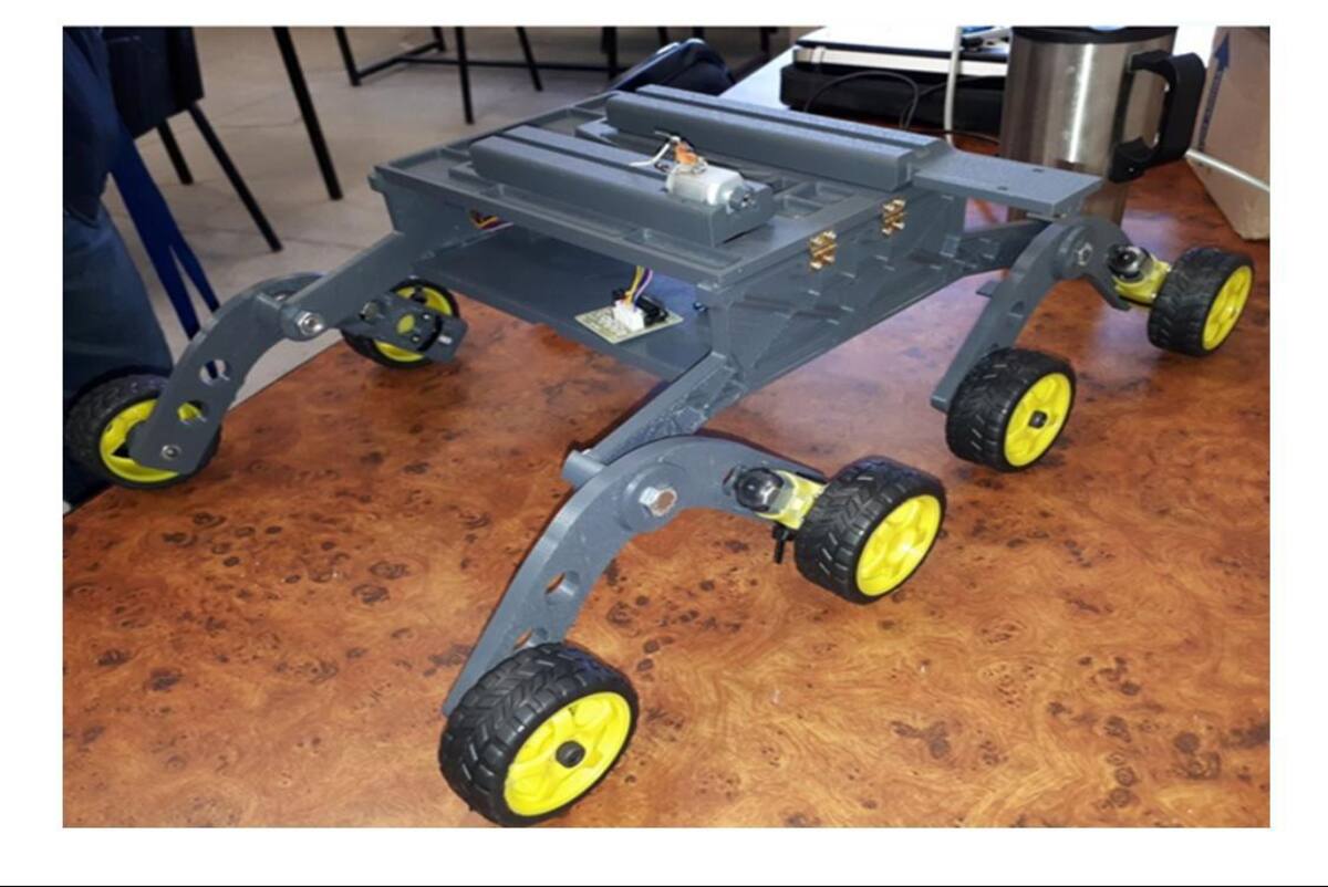 Alumnos del ITH crearon un robot para medir las condiciones de las plantas de uvas en campos agrícolas.
