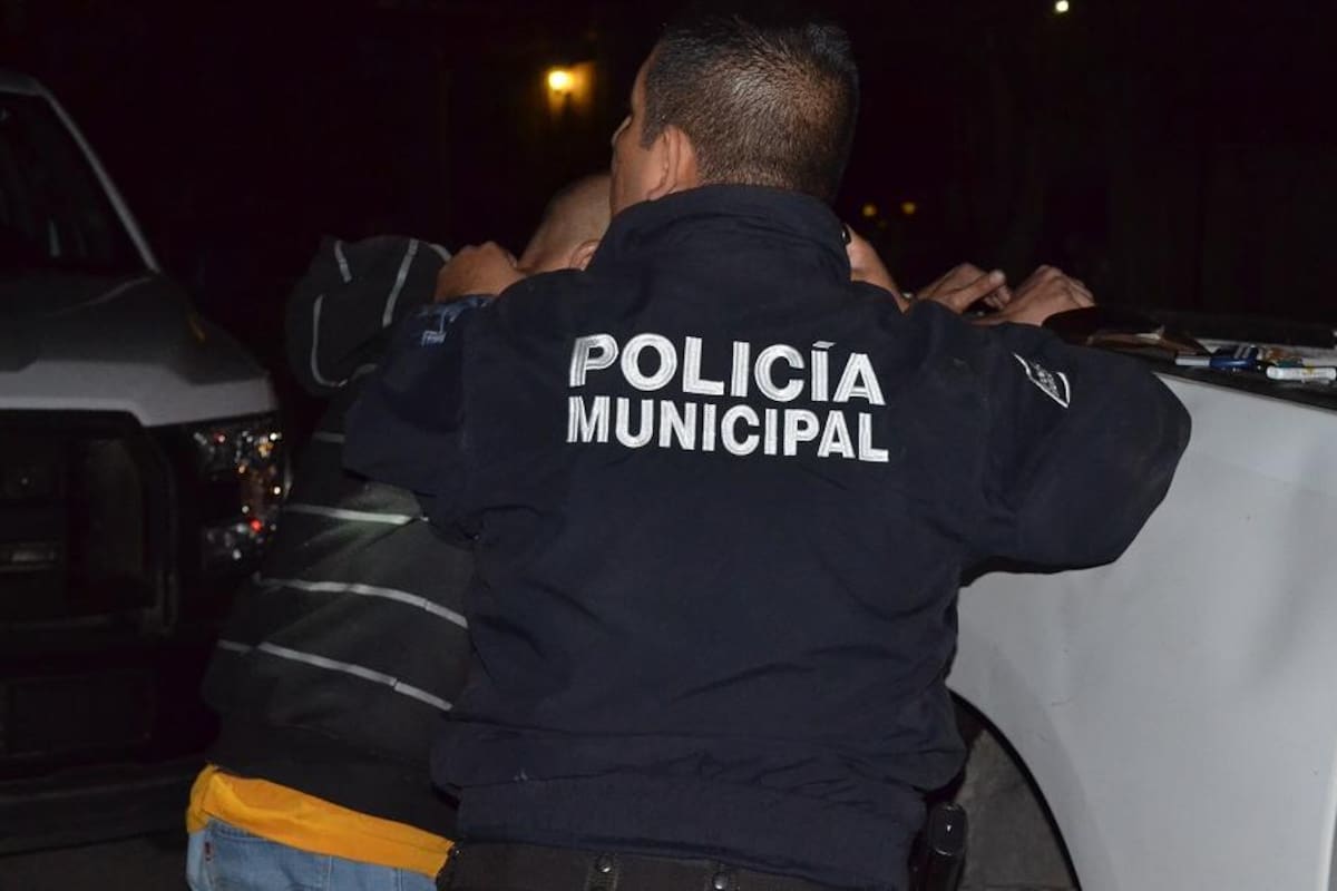 Detienen a hombre por presuntos daños y robo