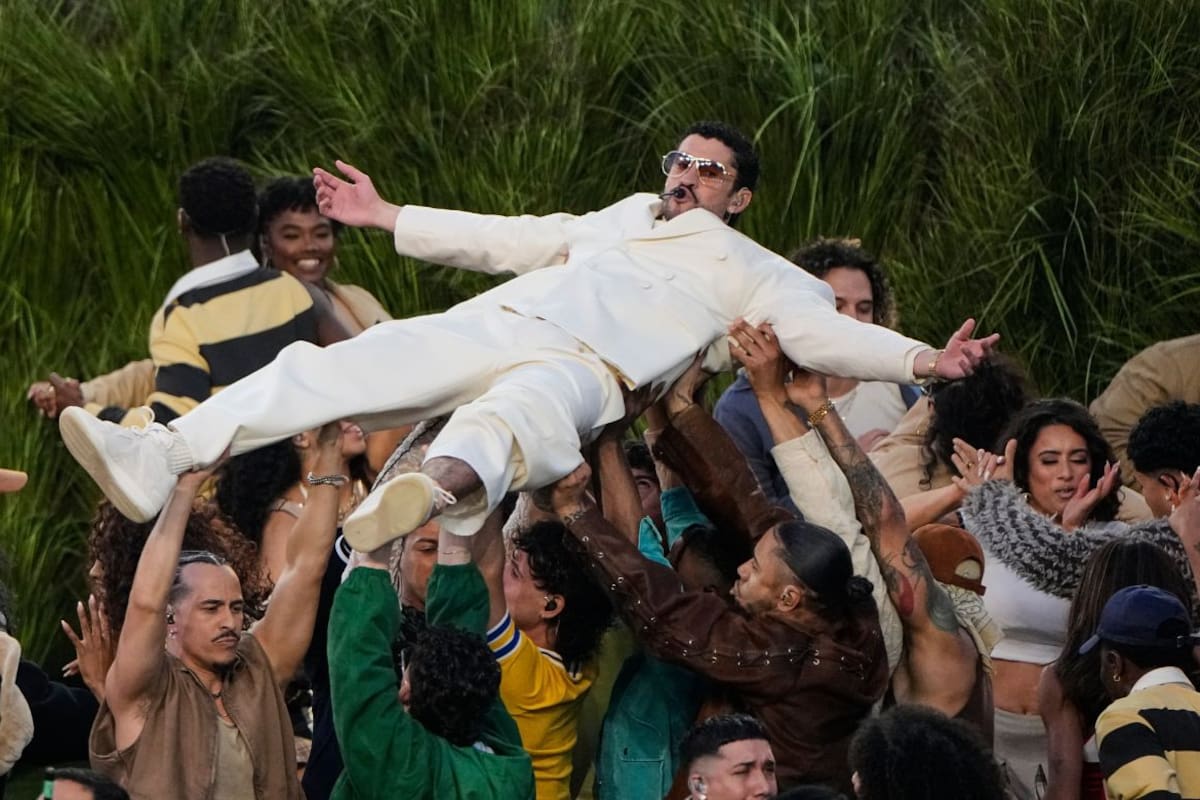 Bad Bunny queda libre de cargos tras el Super Bowl LX: la FCC cierra la investigación por su show de medio tiempo y descarta violaciones a normas de transmisión