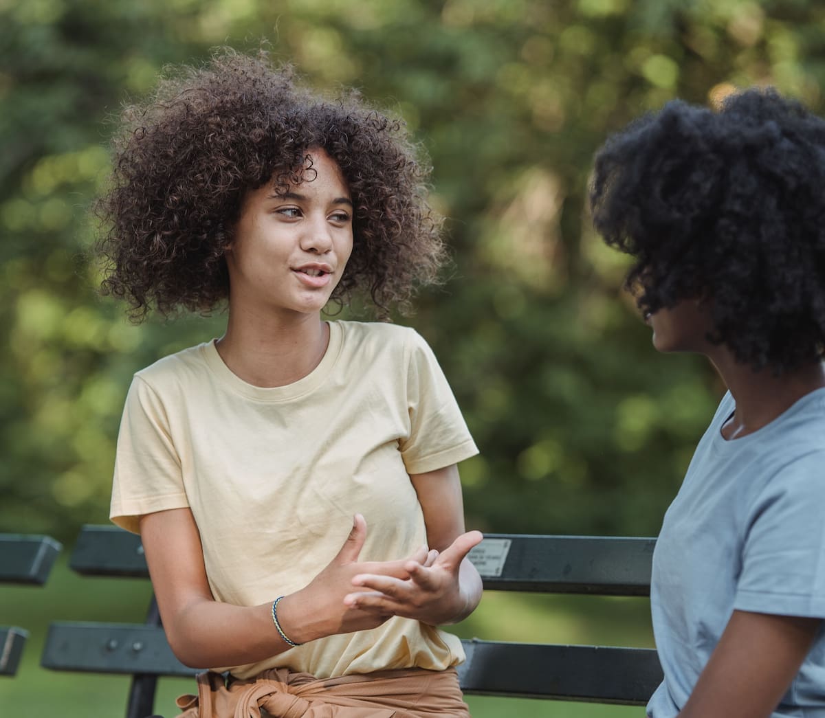 Los especialistas señalan que la voz más natural suele aparecer en momentos de relajación y confianza. Foto: Pexels