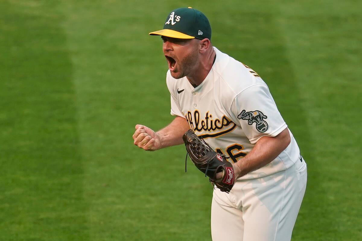 Liam Hendriks firma con White Sox y será el relevista mejor pagado de MLB