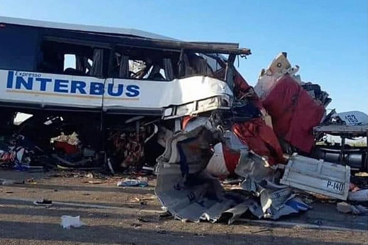 Choque en carretera Sonoyta-SLRC: Toneladas de acero en rollos rodaron al autobús donde 16 murieron