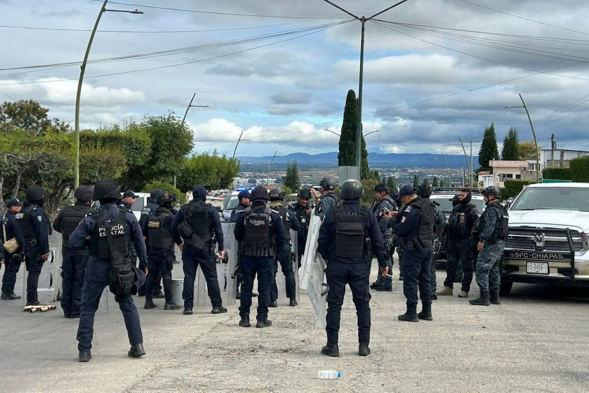Detienen a 92 policías municipales en Comitán, Chiapas tras agredir a personal del C5