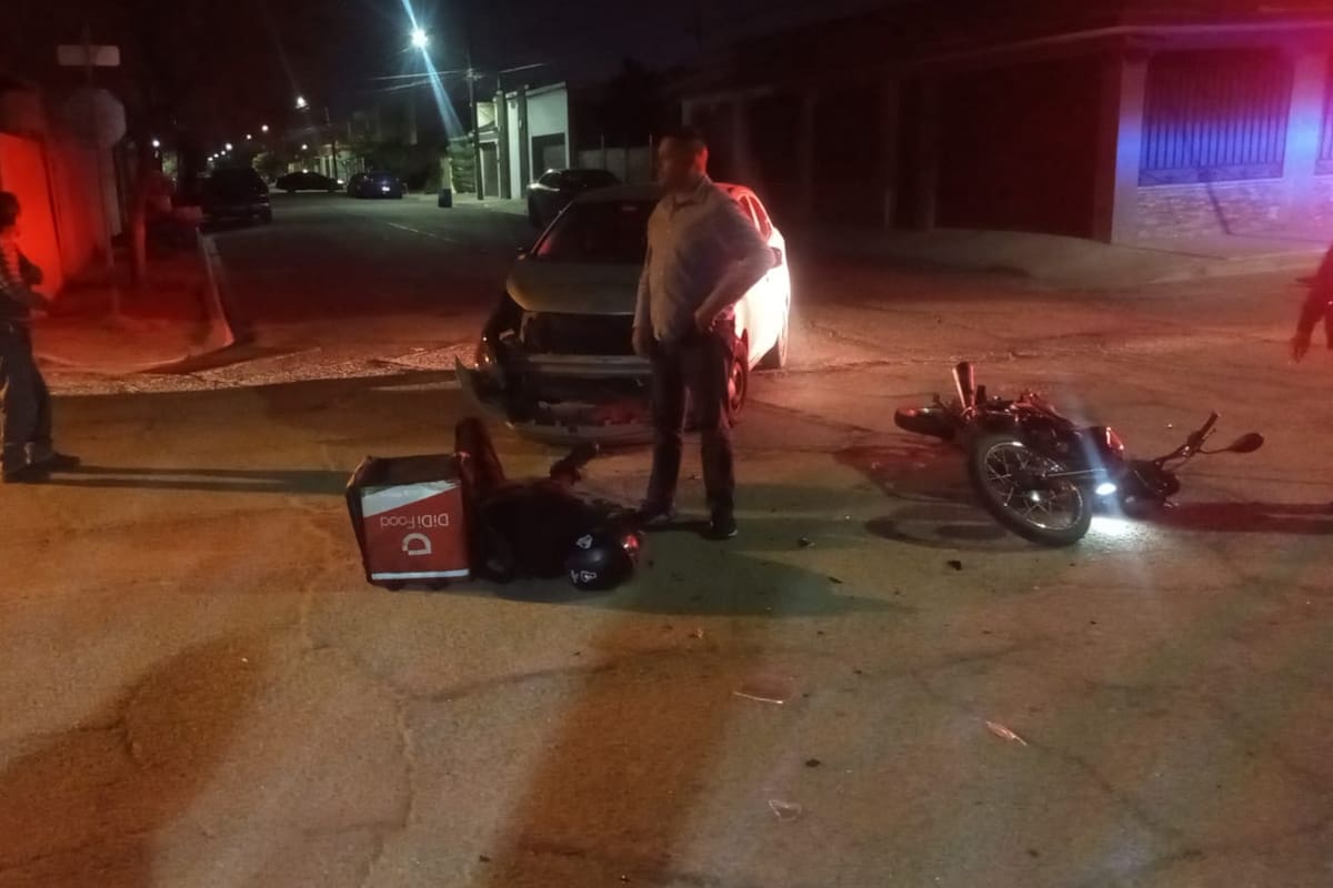 Motociclista repartidor lesionado tras choque en la CUE