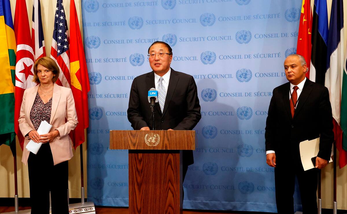 El embajador de China ante la ONU y actual presidente de Seguridad de Naciones Unidas, Zhang Jun (C), se dirige a los medios de comunicación junto a la embajadora de Noruega en la ONU Mona Juul (L) y la embajadora de Túnez en la ONU Tarek Ladeb (R) después de su reunión virtual del Consejo de Seguridad de las Naciones Unidas sobre la situación en el Medio Oriente,EFE / EPA / JASON SZENES