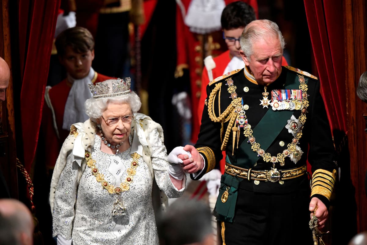 FOTO DE ARCHIVO: La reina Isabel de Gran Bretaña llega a la Apertura de Estado del Parlamento con Carlos, Príncipe de Gales, en Londres, Gran Bretaña. 14 de octubre de 2019. REUTERS/Toby Melville/