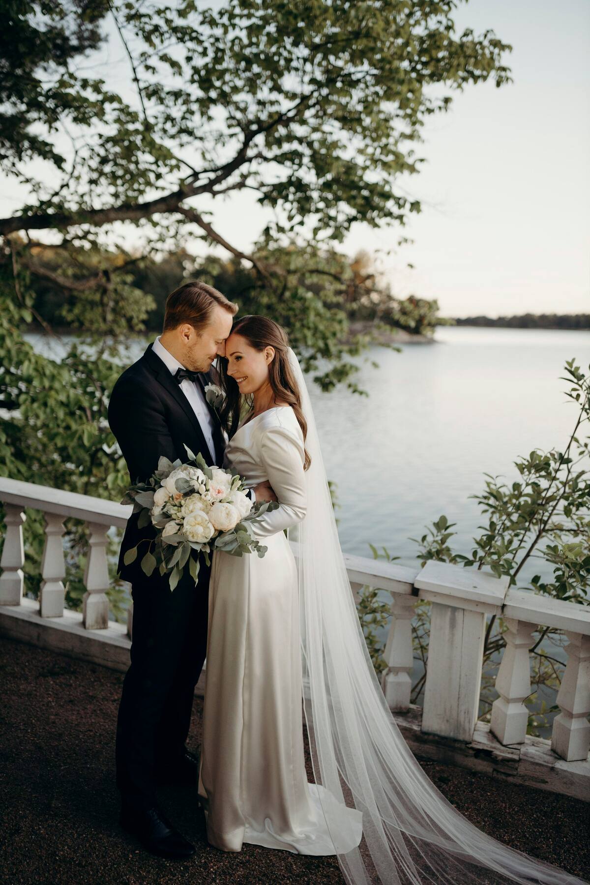 La primera ministra de Finlandia Sanna Marin con su nuevo esposo Markus Raikkonen, el día de su boda, el 2 de agosto del 2020, en Helsinki. (Minttu Saarni/Foto cortesía de la oficina de la primera ministra de Finlandia, via AP)