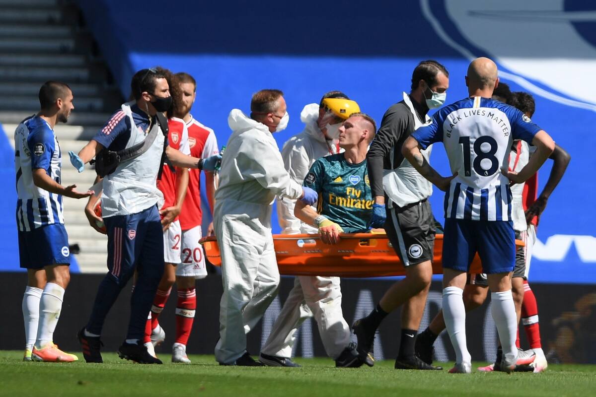 Jugador del Arsenal se lesiona y señala al presunto culpable; este le responde