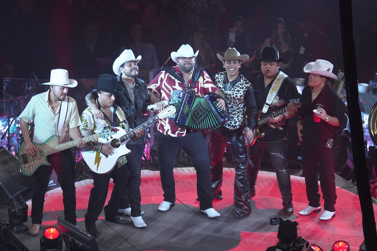 Grupo Firme arranca el primero de sus conciertos en la Expogan 2026 con lleno total e invitado sorpresa