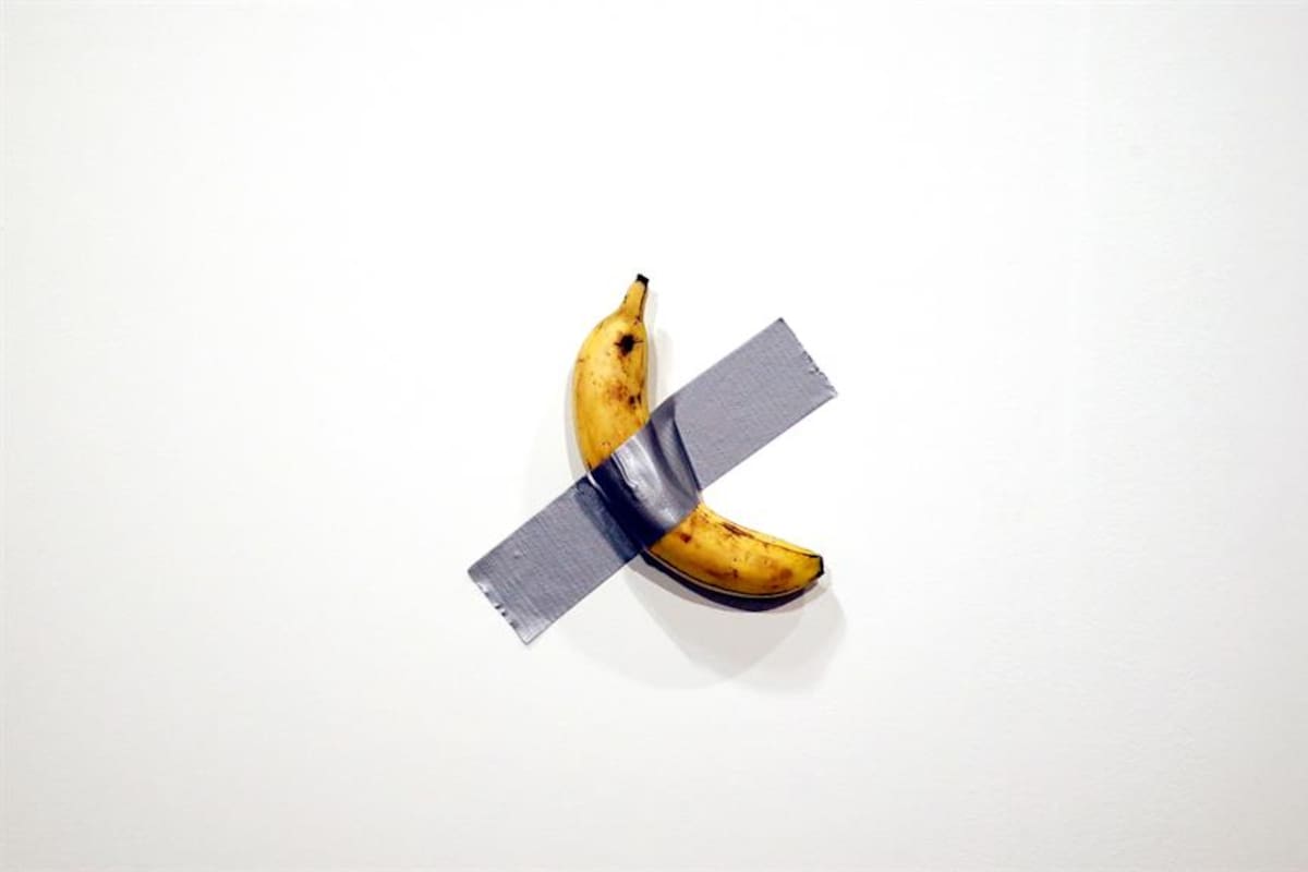 Causa sensación plátano pegado a la pared en feria de arte