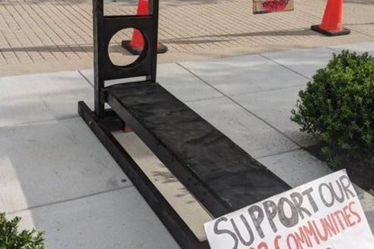 Instalan guillotina a las afueras de la casa de Jeff Bezos exigiendo mejores condiciones laborales en Amazon