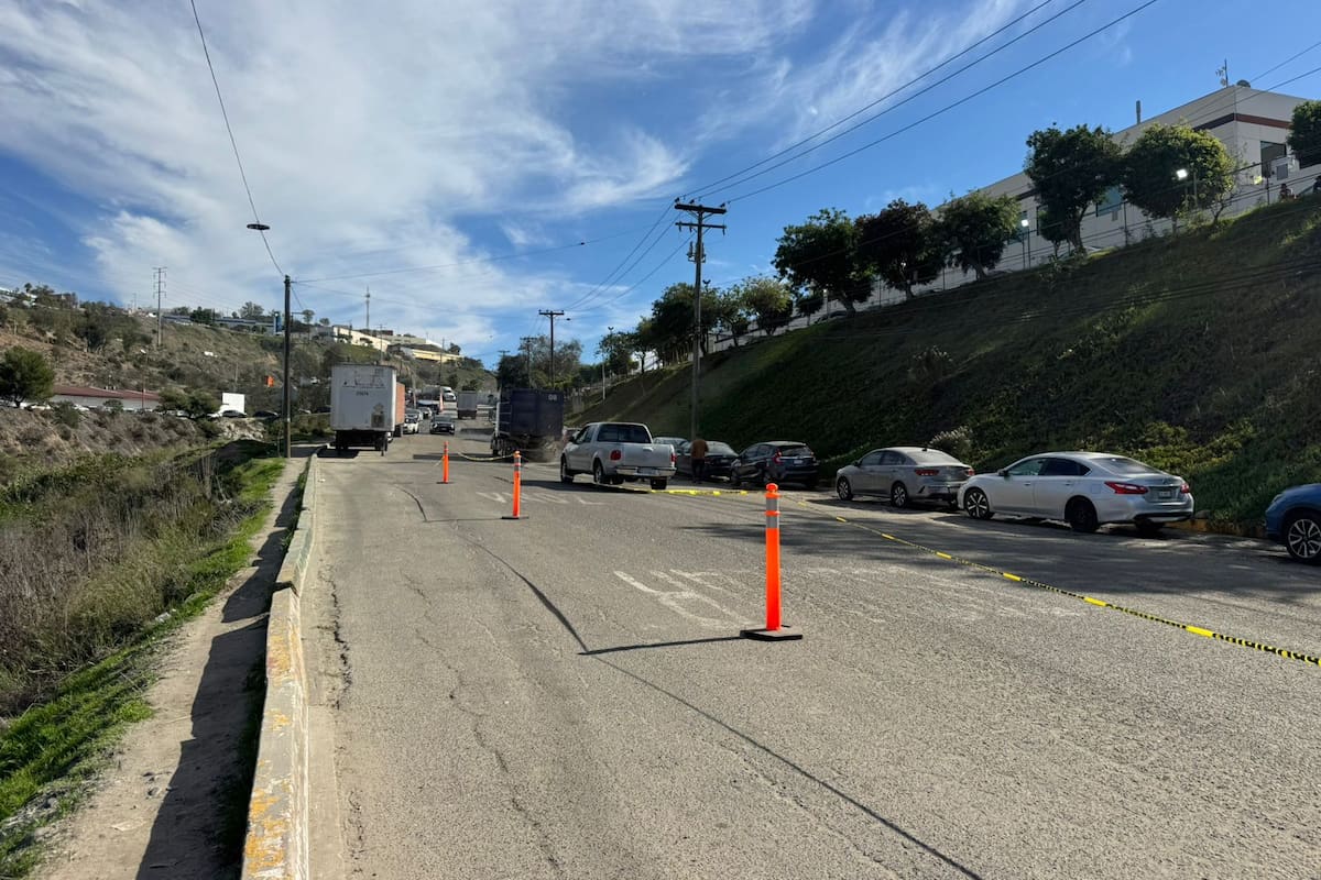 Acusan vecinos a trailers de Valle Sur por afectar a estudiantes de la ‘Lázaro’ y destruir pavimento